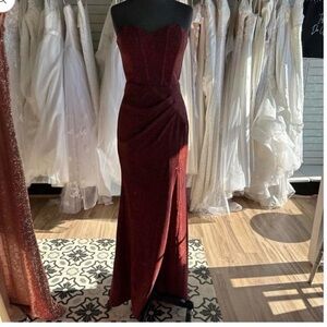 Elegant Burgundy Strapless Evening Gown
